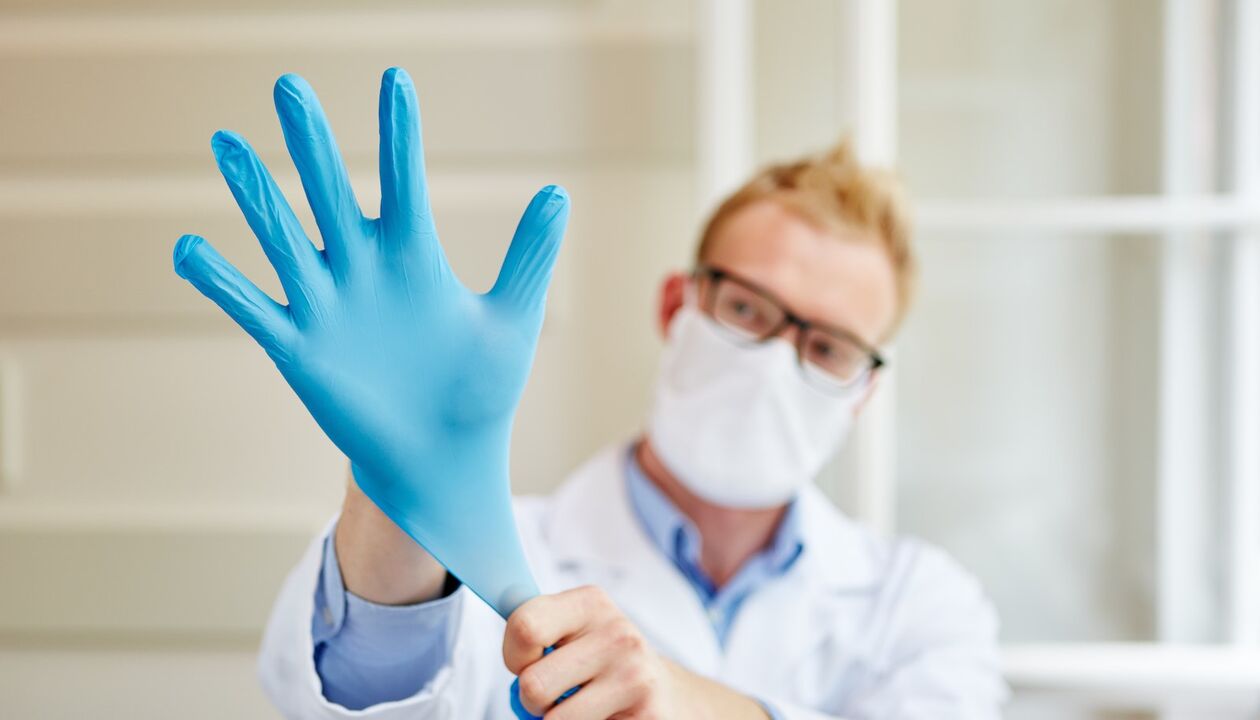 le médecin met un gant pour le massage afin de prévenir la prostatite