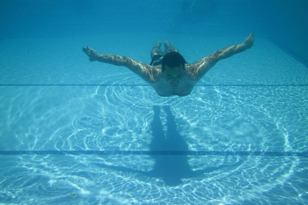 La natation aidera à soulager l’inconfort et la douleur dus à la prostatite chez l’homme. 